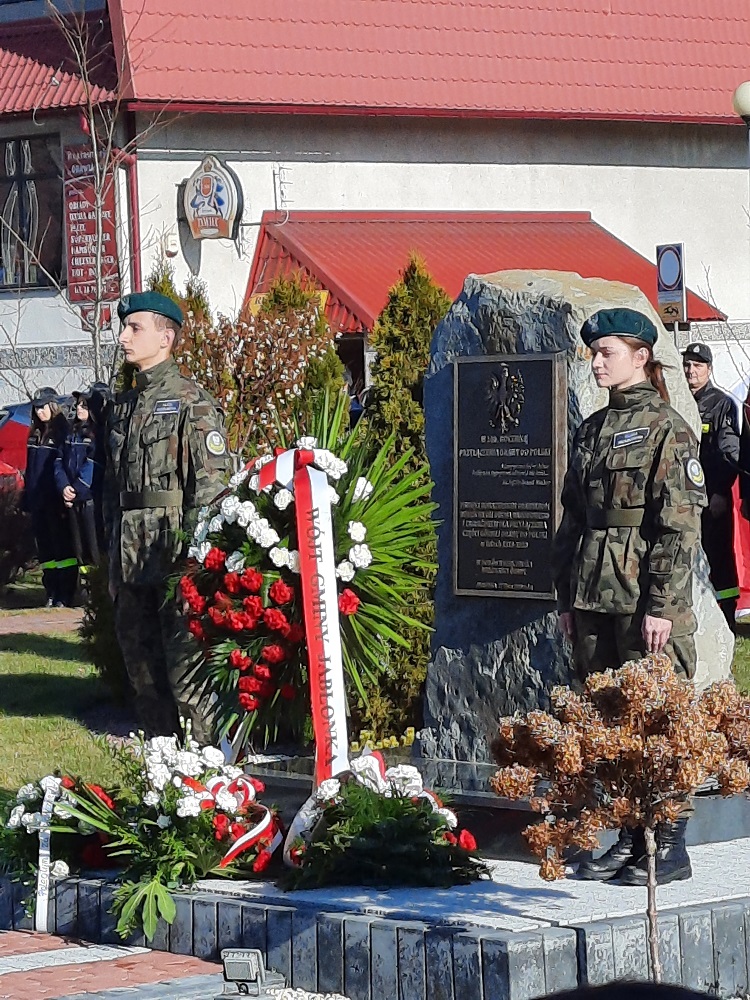 zdjęcie przedstawia pomnik w Jabłonce podczas uroczystości 11 listopada