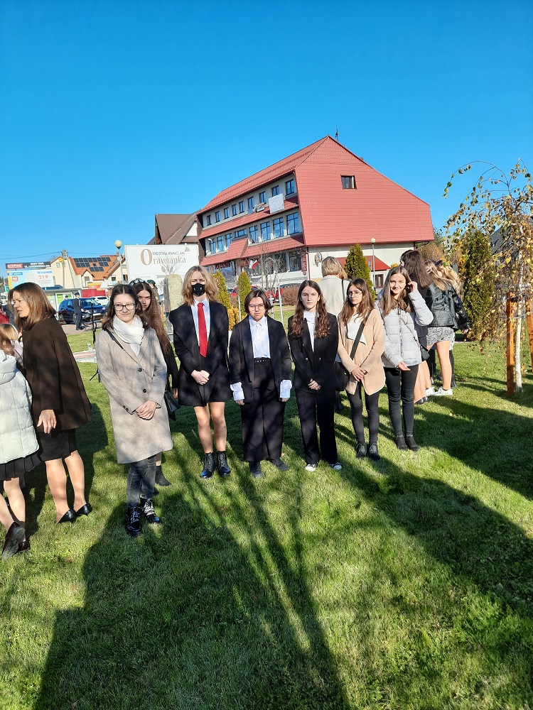 zdjęcie przedstawia grupę uczniów podczas uroczystości z okazji 11 listopada przed pomnikiem w Jabłonce
