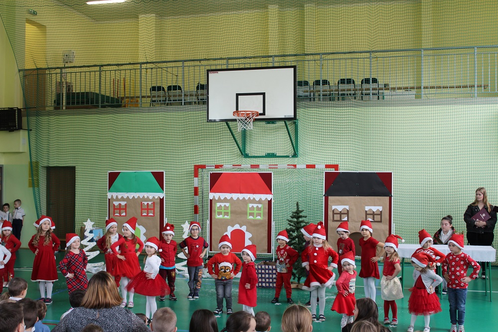Zdjęcie przedstawia grupę uczniów występujących w przedstawieniu z okazji Świąt Bożego Narodzenia