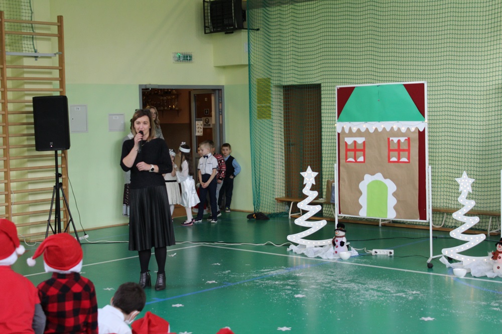 Zdjęcie przedstawia panią dyrektor szkoły składającą świąteczne życzenia