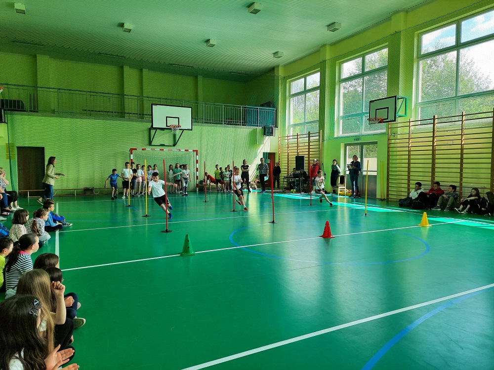 uczniowie podczas rozgrywek sportowych