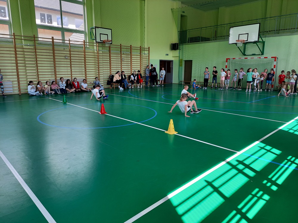 uczniowie podczas rozgrywek sportowych