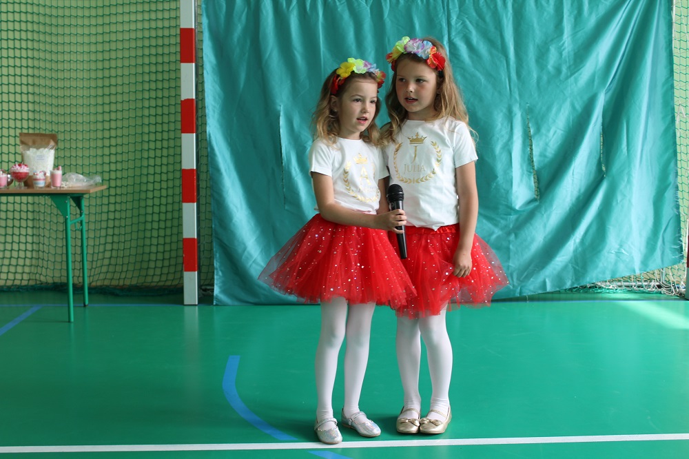 dwie uczennice śpiewające w konkursie "Mam Talent"