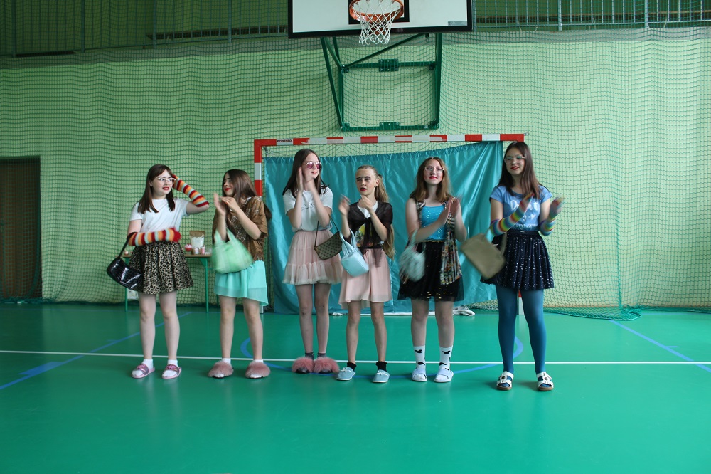 sześć uczennic tańczących w konkursie "Mam Talent"