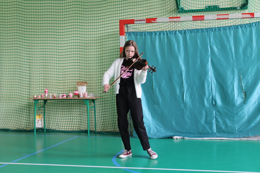 uczennica grająca na skrzypcach w konkursie "Mam Talent"