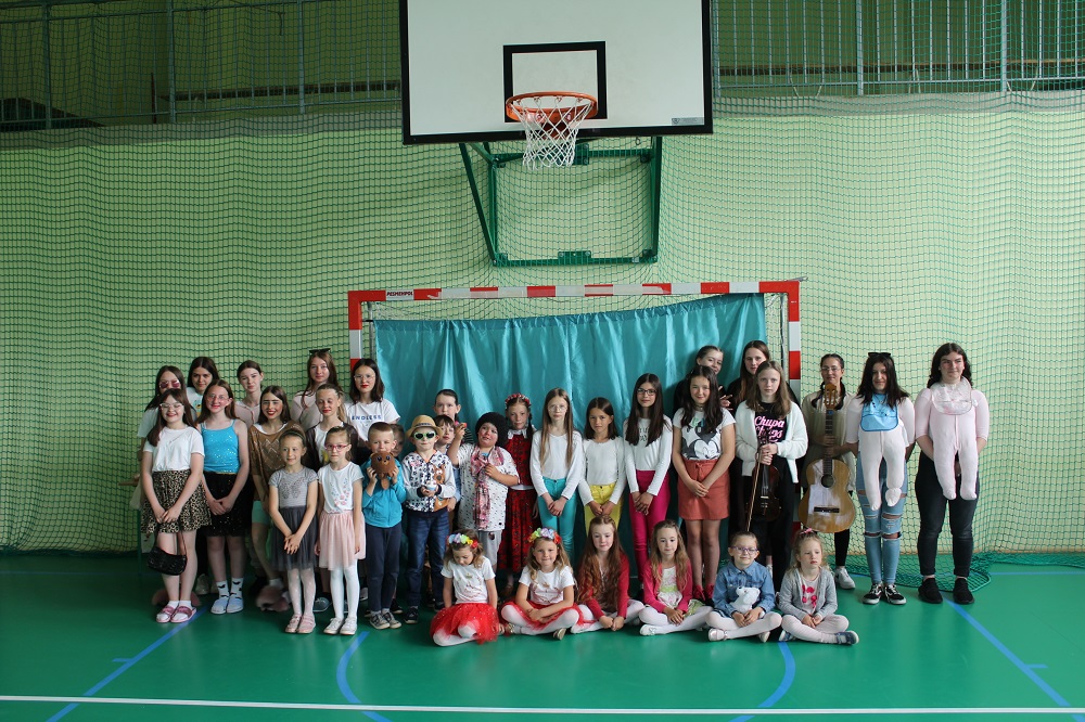 zdjęcie grupowe uczniów występujących w konkursie "Mam Talent"