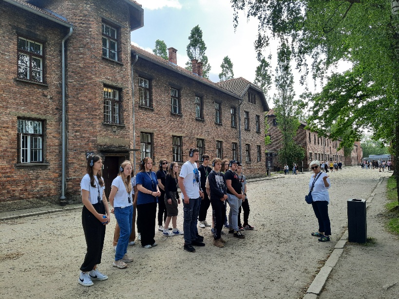 grupa uczniów podczas zwiedzania Muzeum Auschwitz - Birkenau