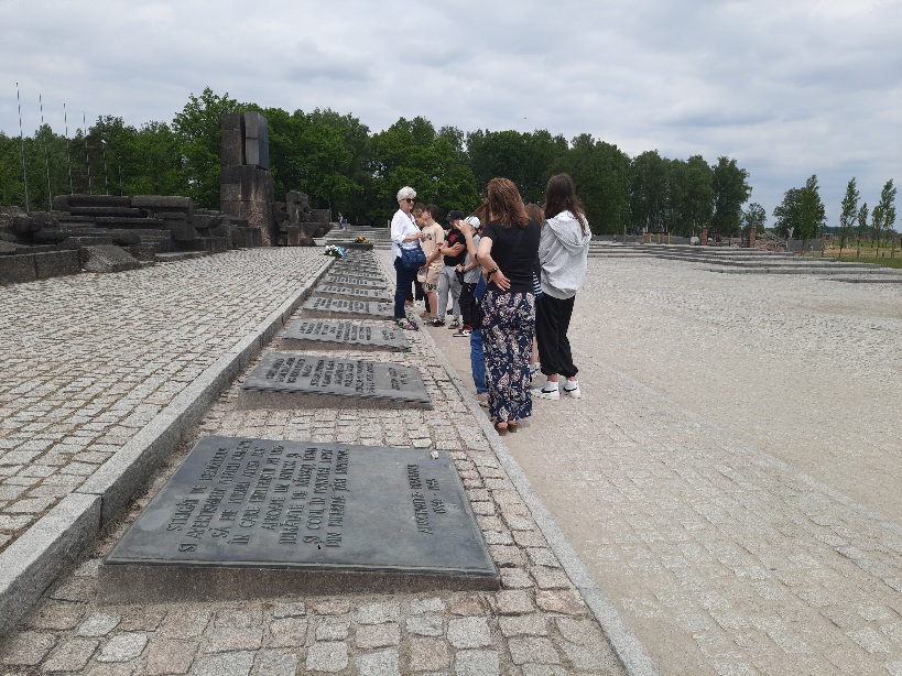 grupa uczniów podczas zwiedzania Muzeum Auschwitz - Birkenau