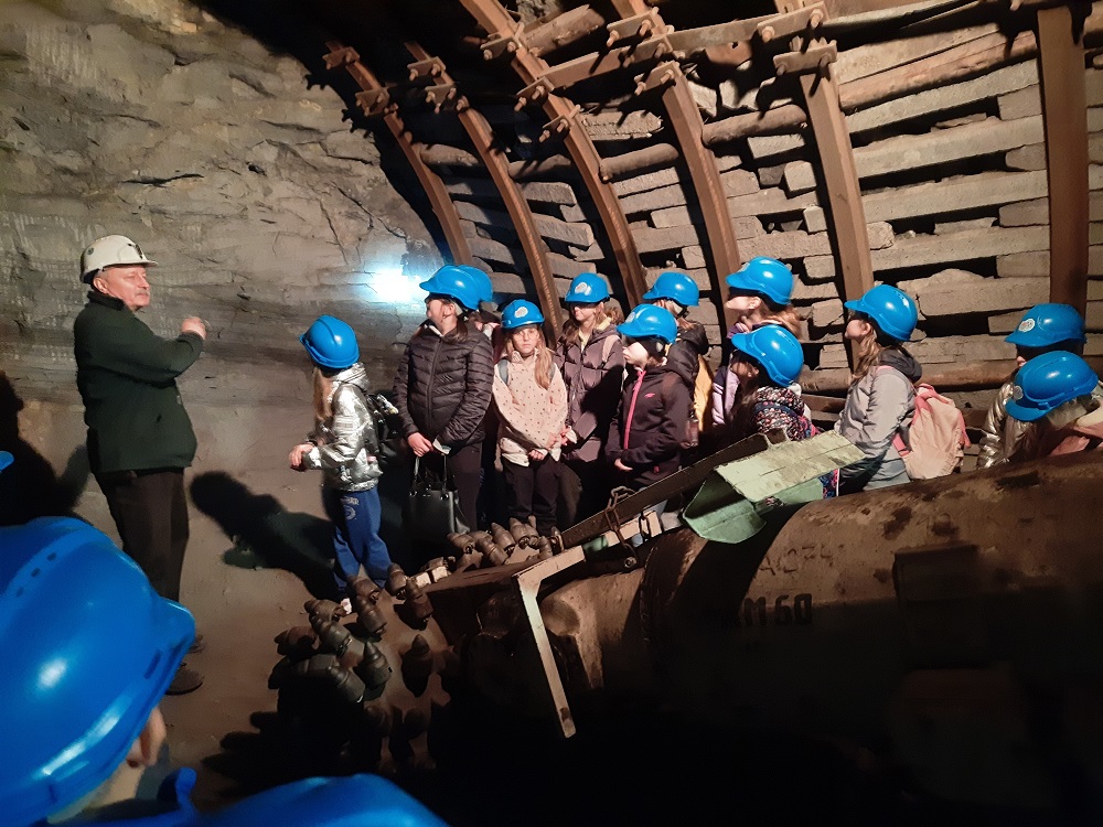 grupa uczniów podczas zwiedzania kopalni Guido