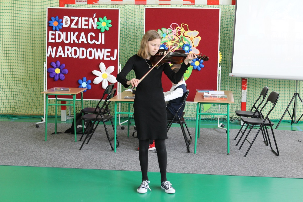 Uczennica grająca na skrzypcach