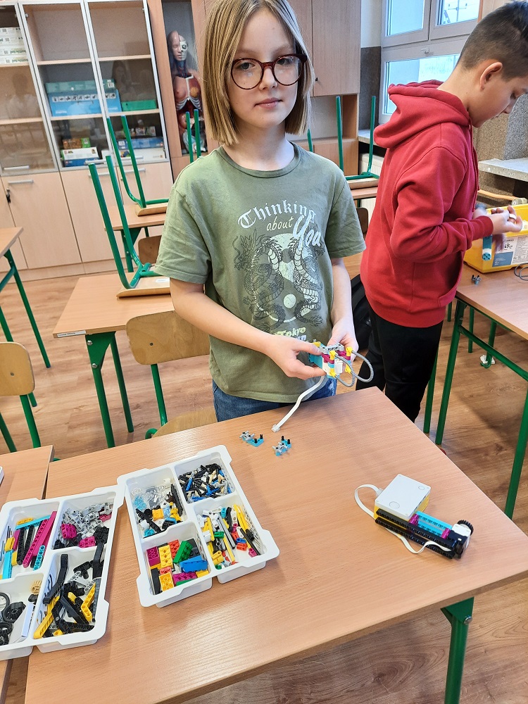 dwoje uczniów podczas budowania robotów