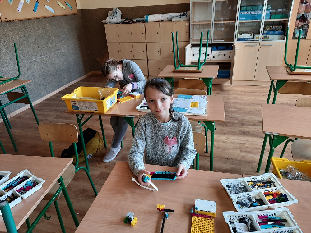 dwie uczennice podczas budowania projektu z klocków Lego SPIKE Prime