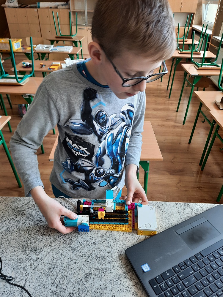 uczeń podczas budowania projektu z klocków Lego SPIKE Prime