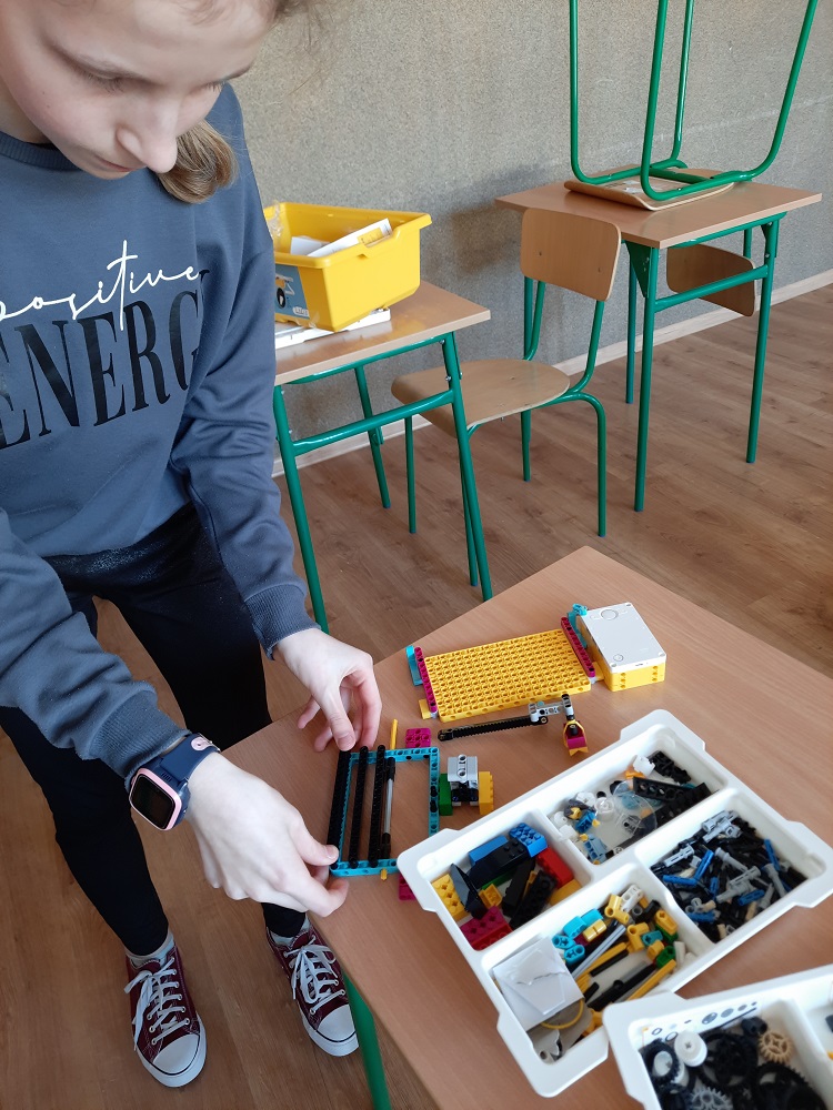 uczennica podczas budowania projektu z klocków Lego SPIKE Prime