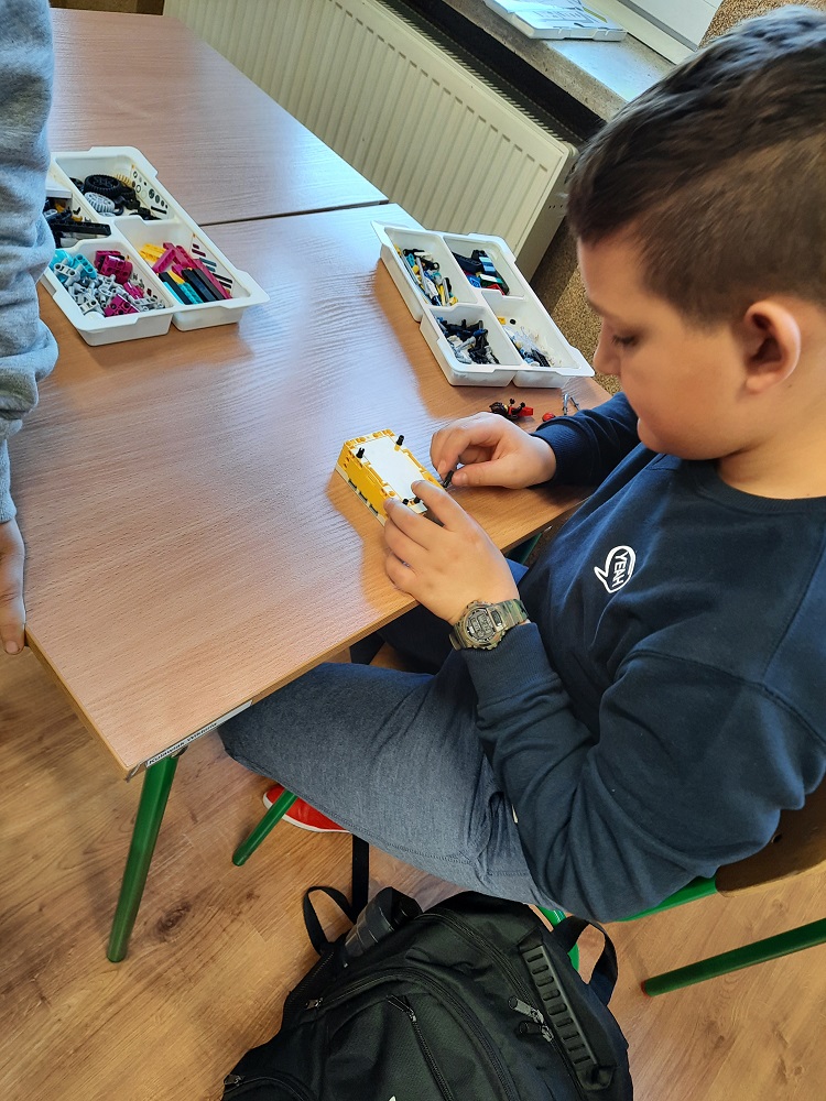 dziecko budujące robota z klocków Lego SPIKE Prime