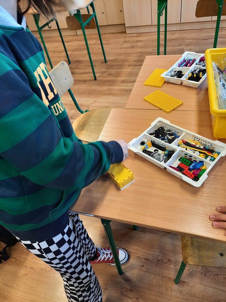 dziecko budujące robota z klocków Lego SPIKE Prime