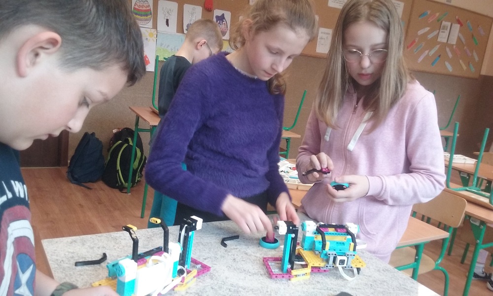 kilkoro uczniów podczas tworzenia projektu protezy z klocków Lego SPIKE Prime