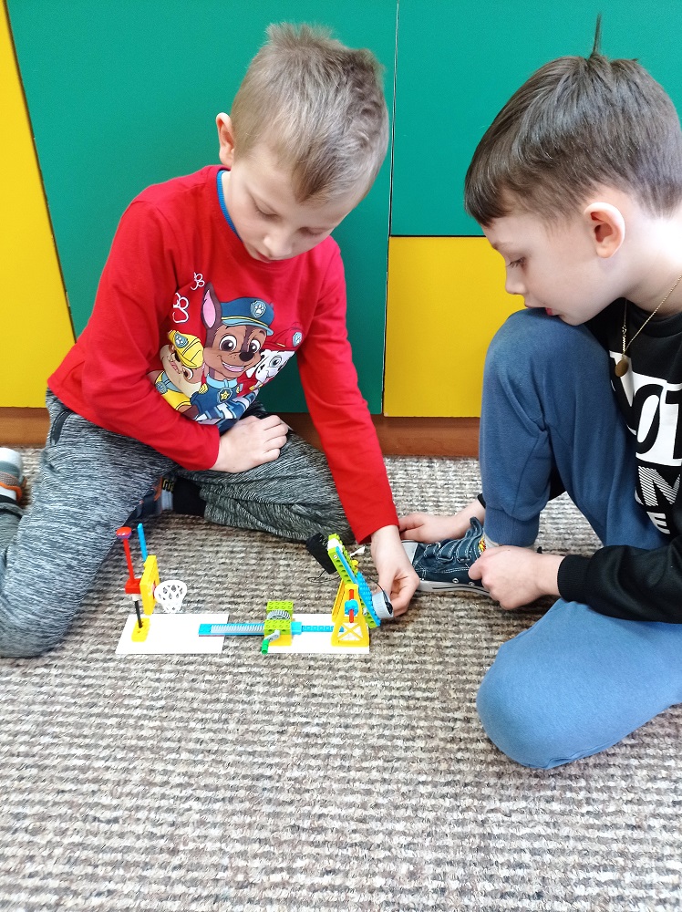 dwóch chłopców podczas tworzenia projektu z klocków Lego