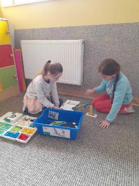dwie uczennice podczas tworzenia projektu z klocków LEGO
