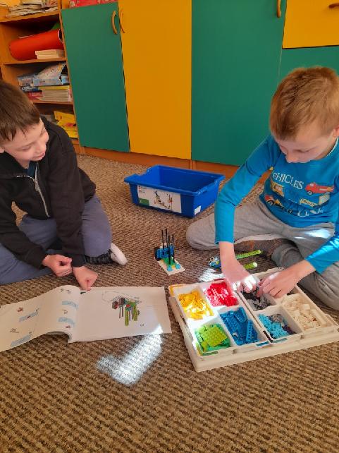 uczniowie tworzący projekt z klocków Lego