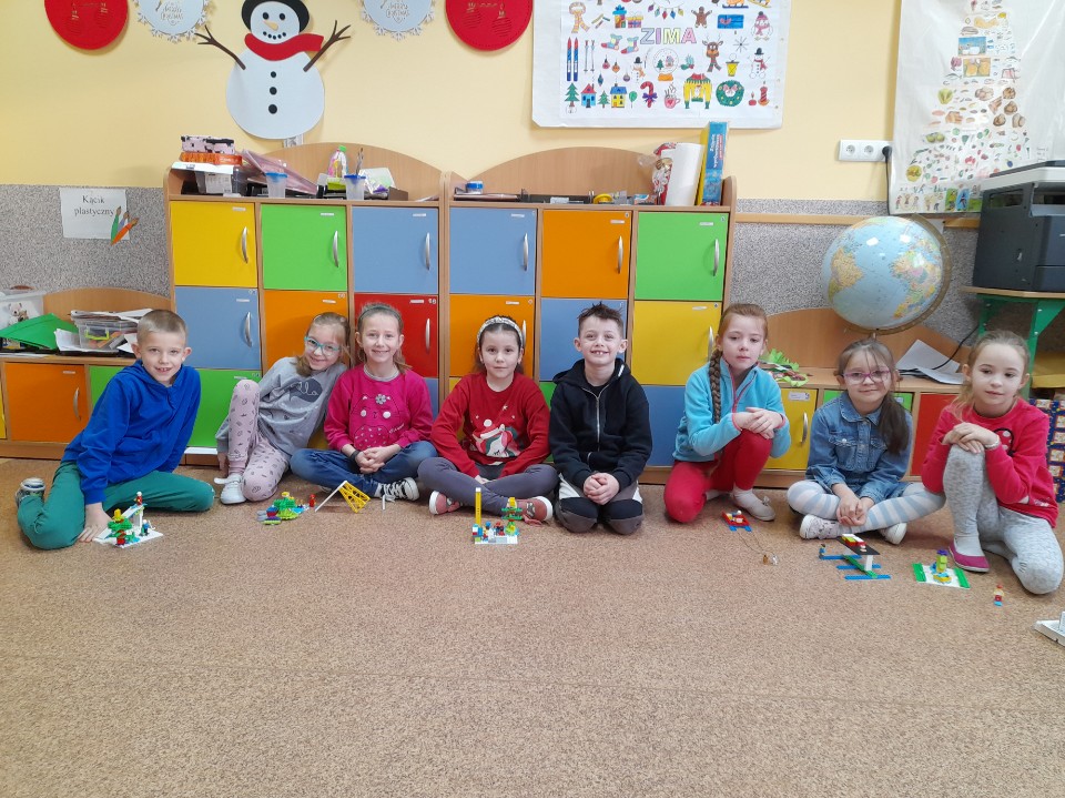 Ośmioro dzieci podczas prezentacji swoich projektów z klocków Lego