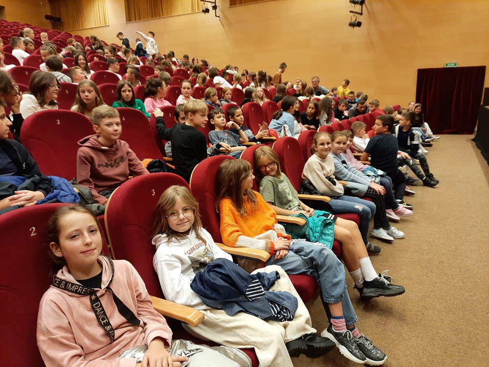 uczniowie na sali widowiskowej w OCK w Jabłonce
