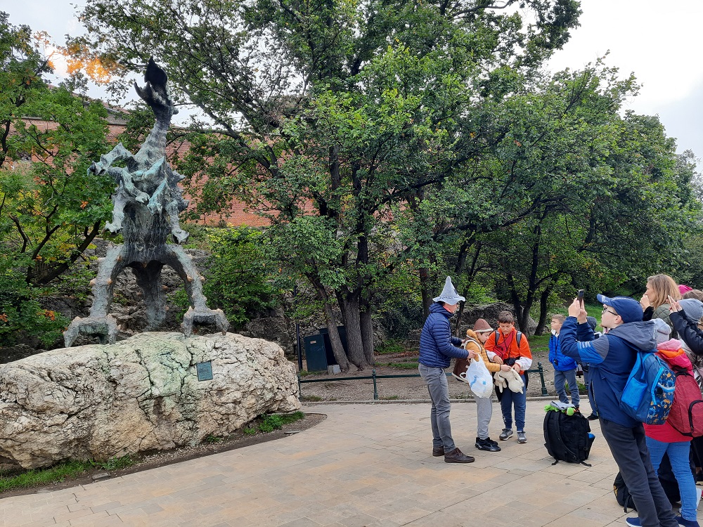 Grupa uczniów podczas zwiedzania Wawelu w Krakowie - Smok Wawelski