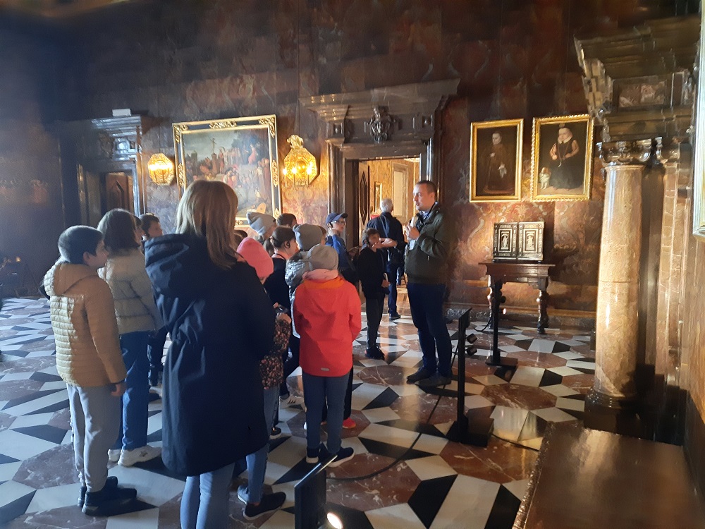Grupa uczniów podczas zwiedzania Wawelu w Krakowie - Komnaty Królewskie