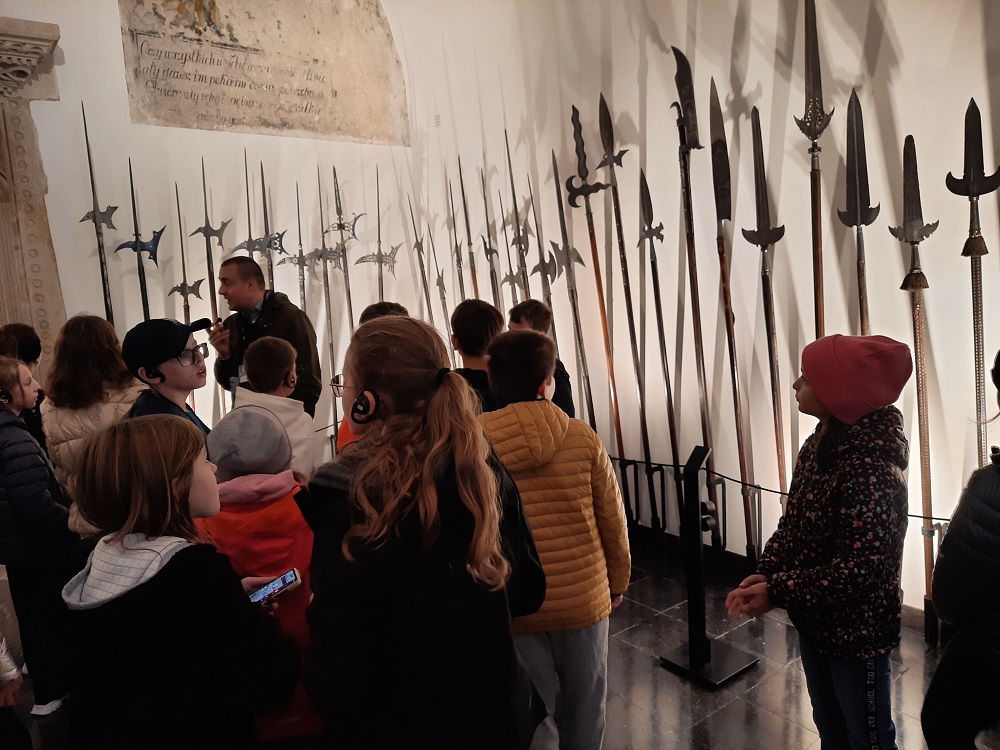 Grupa uczniów podczas zwiedzania Wawelu w Krakowie - Zbrojownia