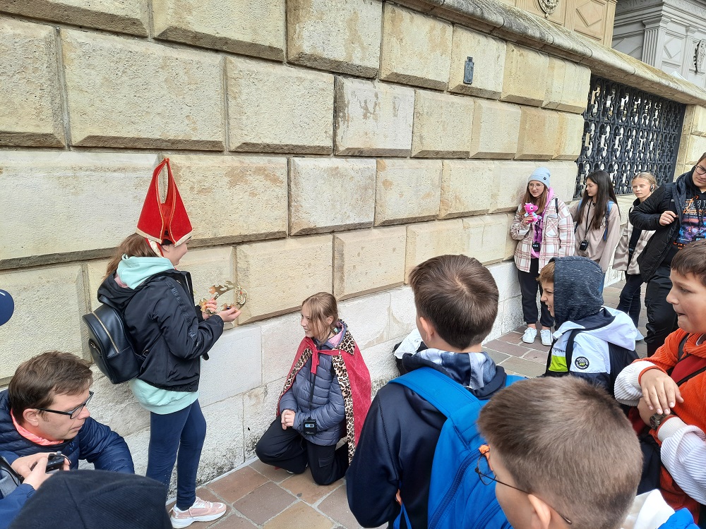 Grupa uczniów podczas zwiedzania Wawelu w Krakowie - Wzgórza Wawelskie