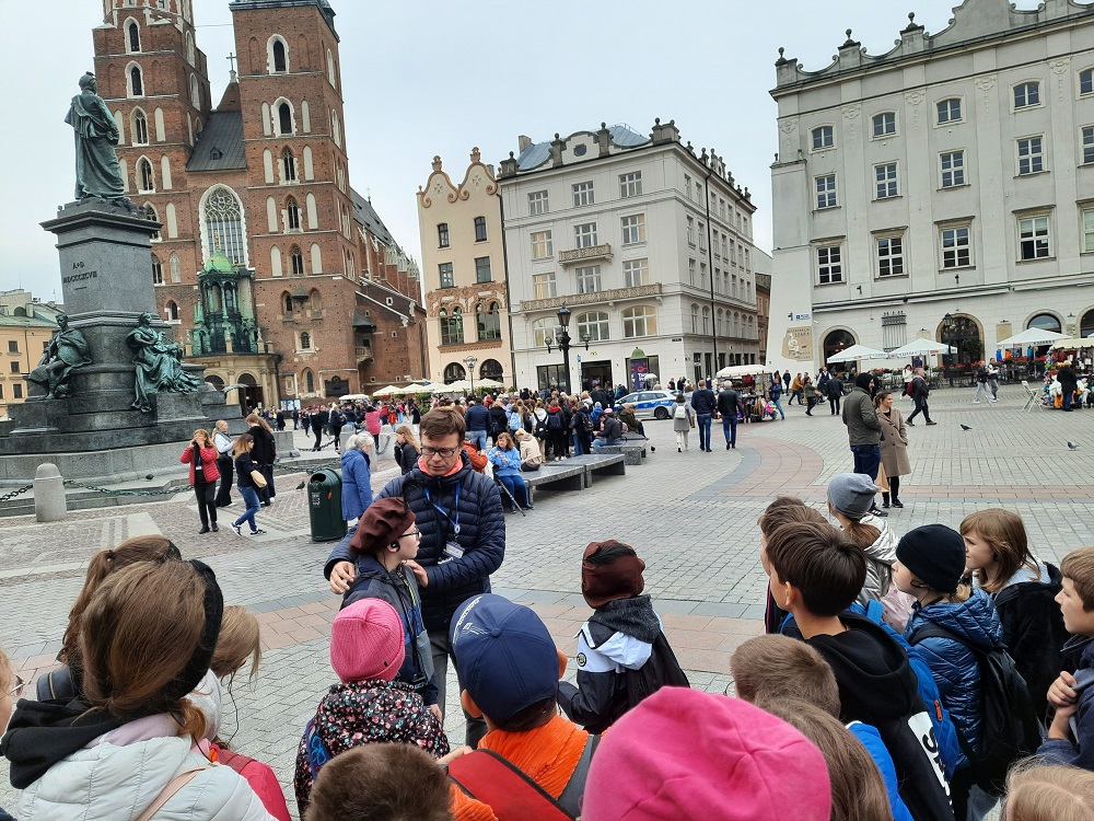Grupa uczniów podczas zwiedzania Krakowa - Rynek