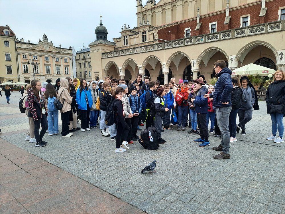 Grupa uczniów podczas zwiedzania Krakowa - Rynek
