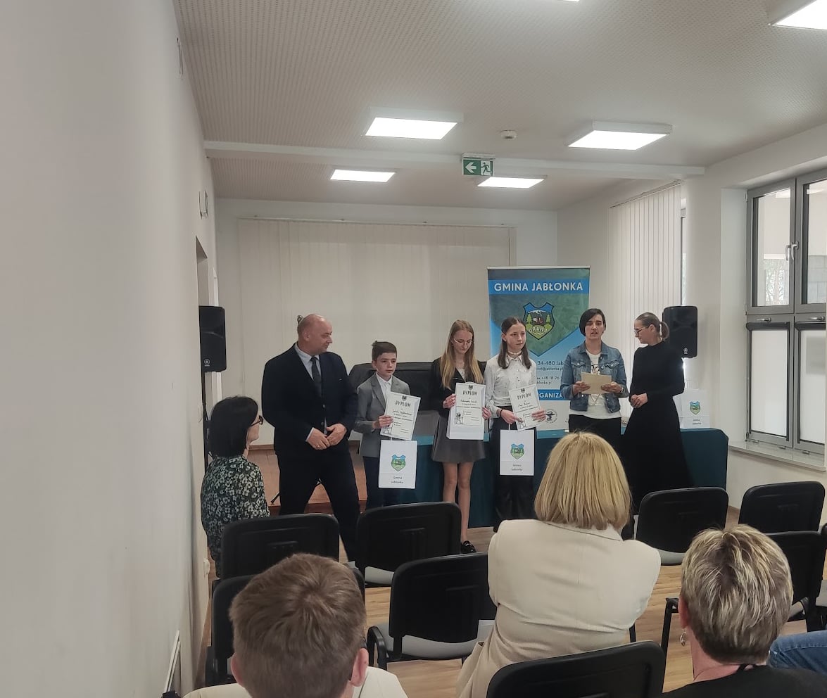 wręczenie nagród za podium w konkursach gminnych