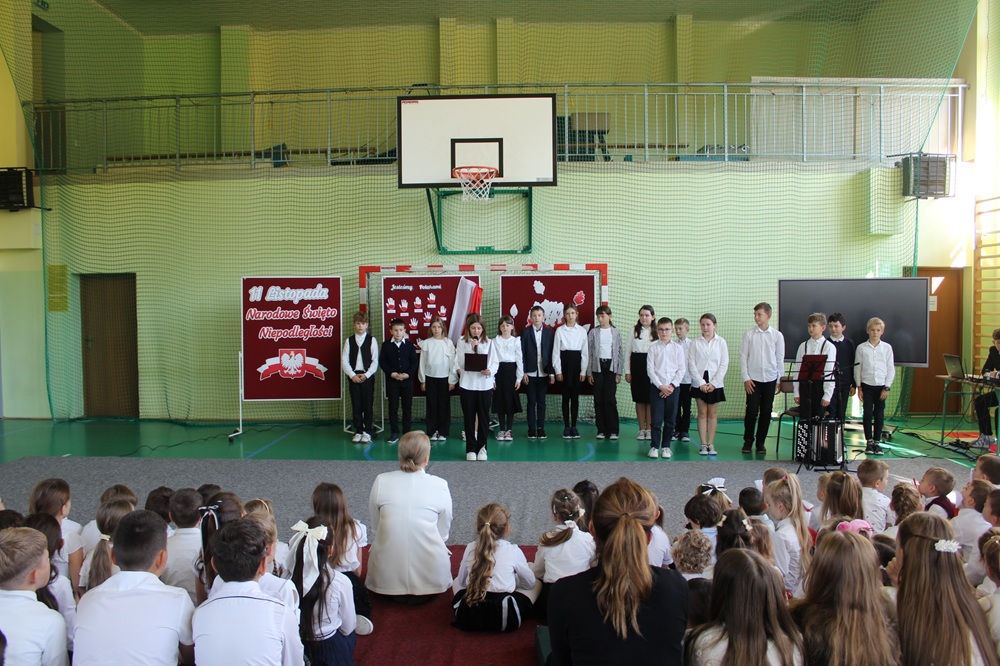grupa uczniów podczas akademii z okazji 11 listopada
