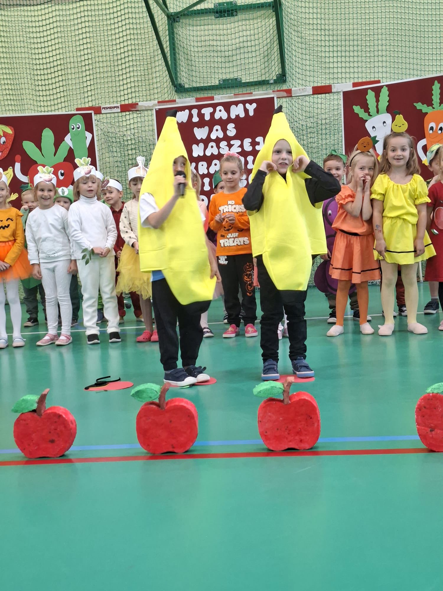 dzieci w strojach warzyw podczas występu