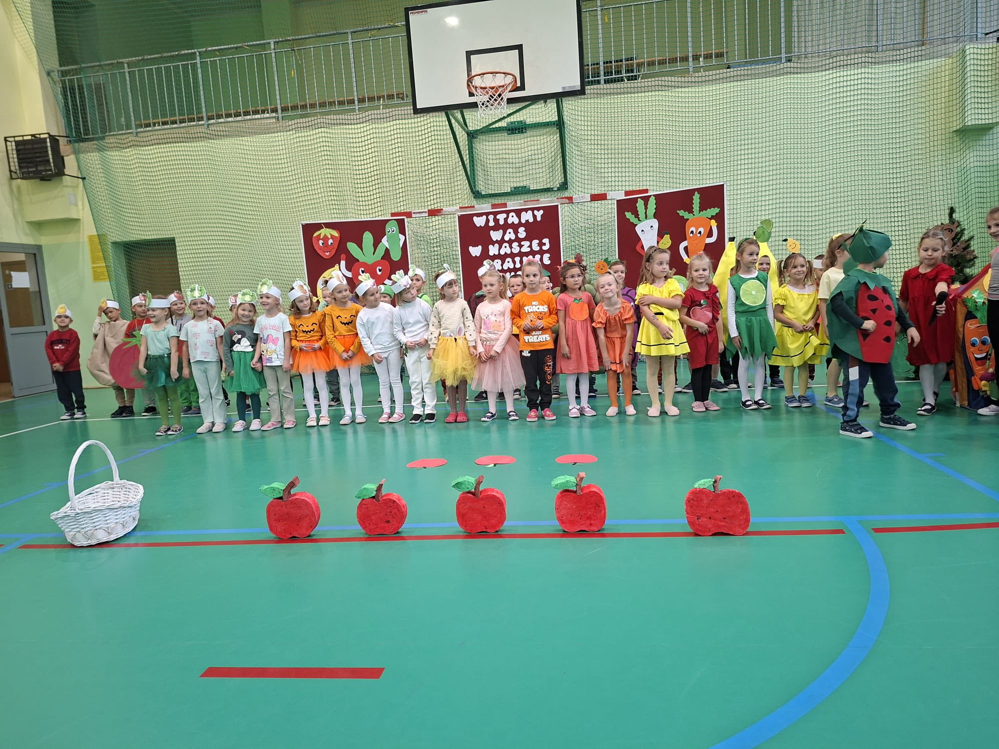 dzieci w strojach warzyw podczas występu