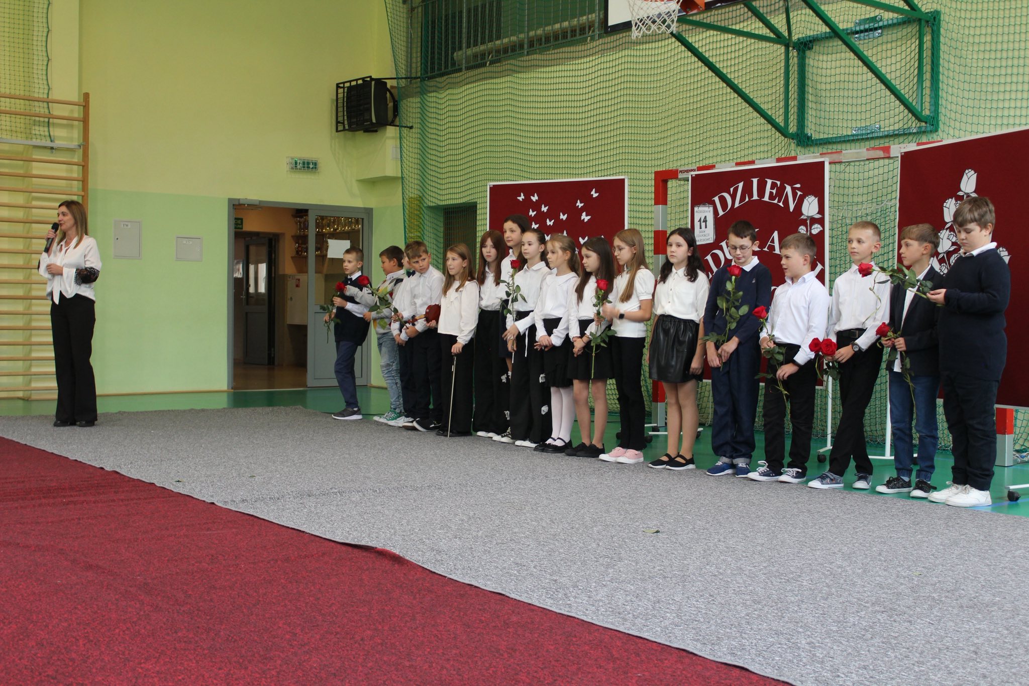 grupa uczniów podczas akademii z okazji dnia nauczyciela