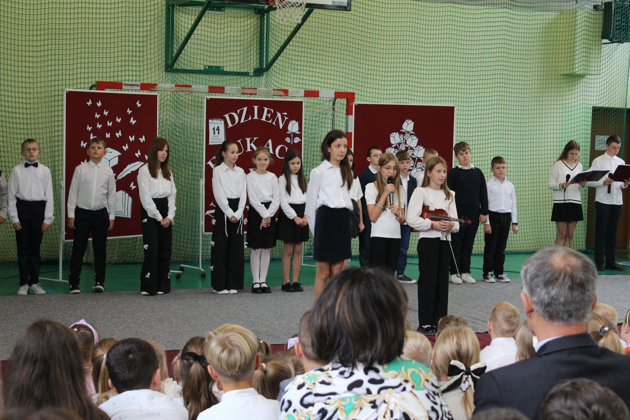 grupa uczniów podczas akademii z okazji dnia nauczyciela