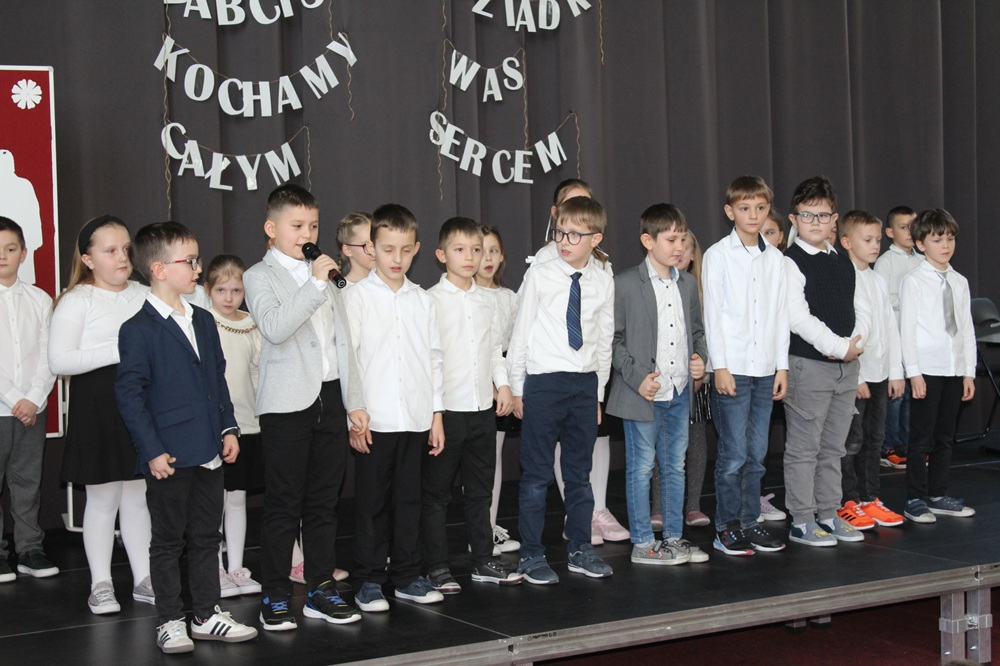 grupa dzieci na scenie podczas akademii z okazji dnia babci i dziadka