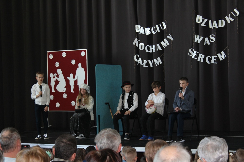 pięcioro dzieci na scenie podczas akademii z okazji dnia babci i dziadka