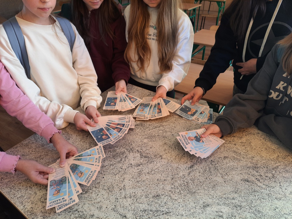 kilka dziewczynek z ulotkami