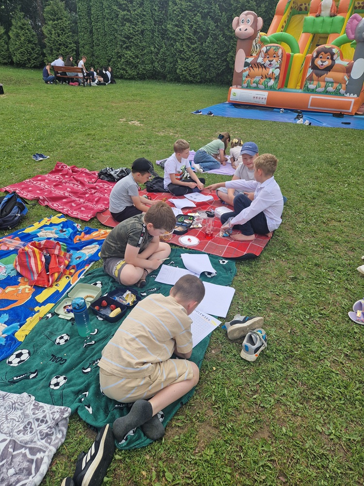 Grupa dzieci na pikniku