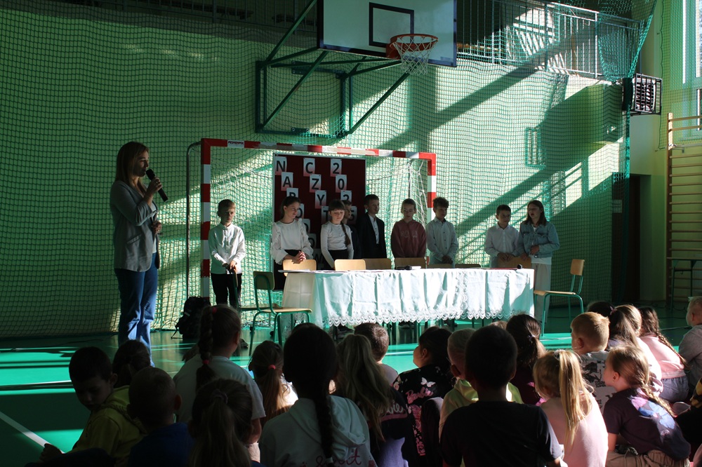 uczniowie podczas narodowego czytania na sali gimnastycznej