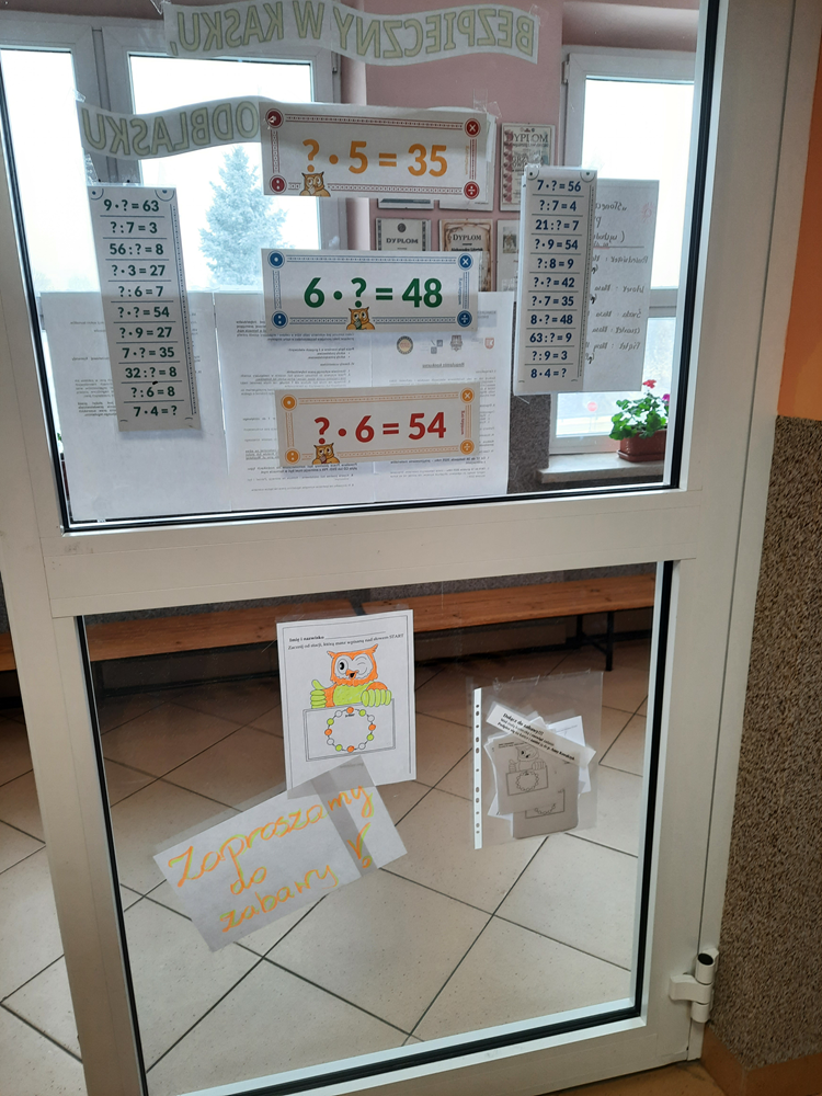 zadania matematyczne rozwieszone na szkolnych korytarzach z okzji światowego dnia tabliczki mnożenia