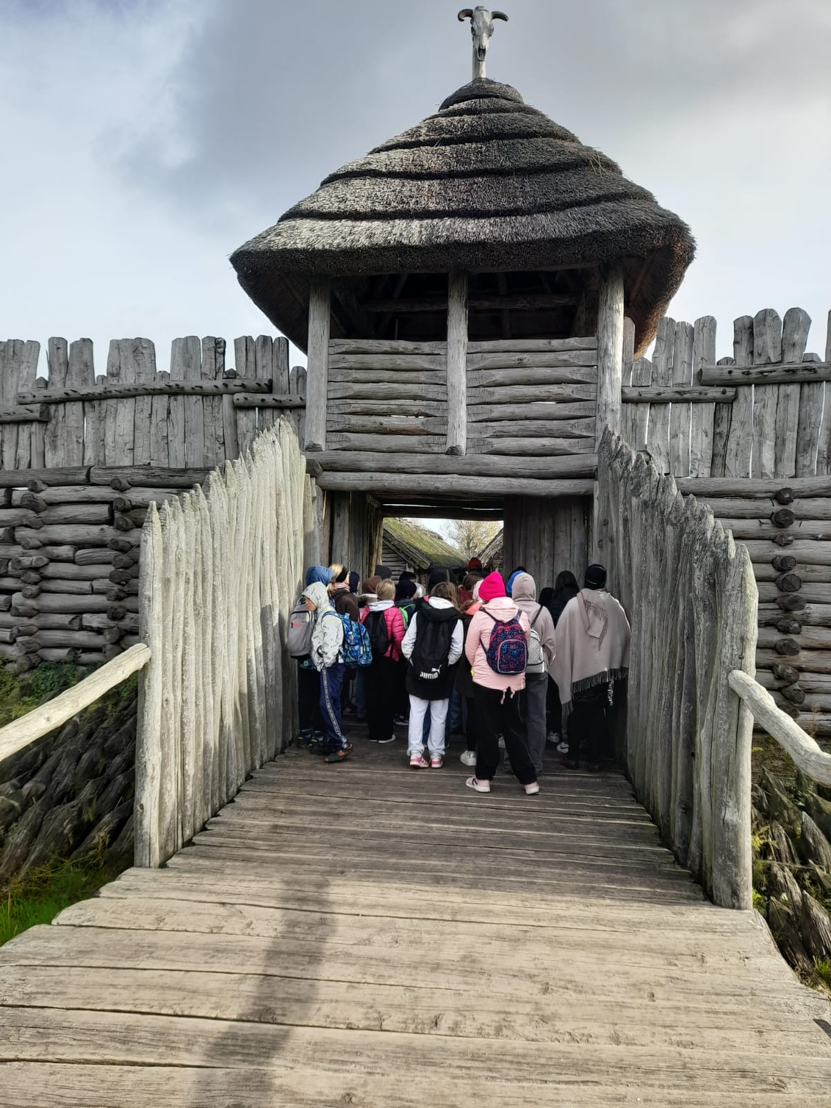 uczniowie zwiedzający osadę w Biskupinie