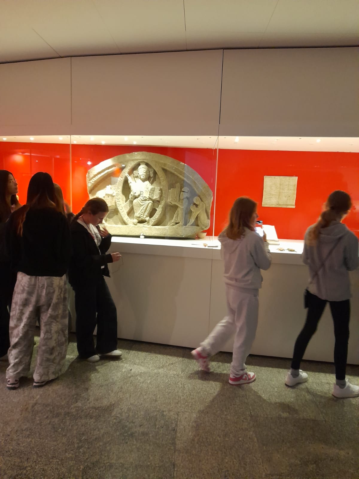 uczniowie zwiedzający wystawę w Muzeum Początków Państwa Polskiego