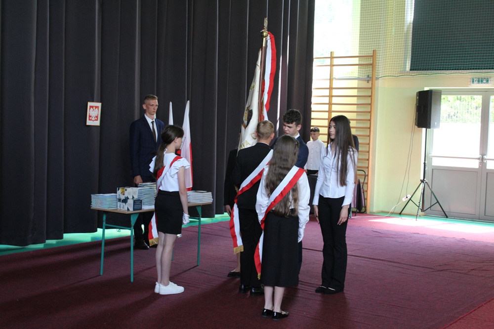 przekazanie sztandaru szkoły przez poczty sztandarowe