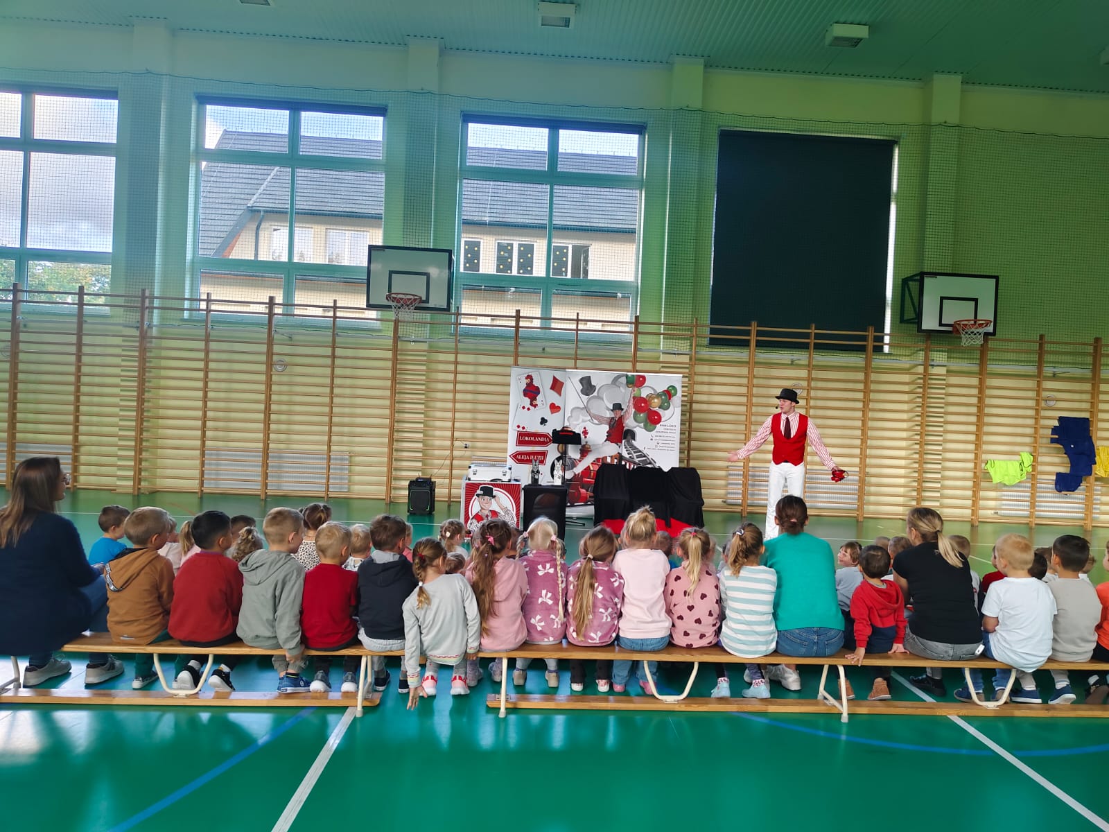 dzieci przedszkolne oglądające występ magika