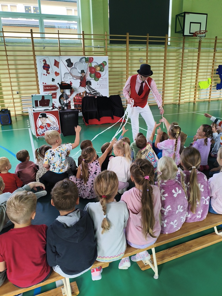dzieci przedszkolne oglądające występ magika