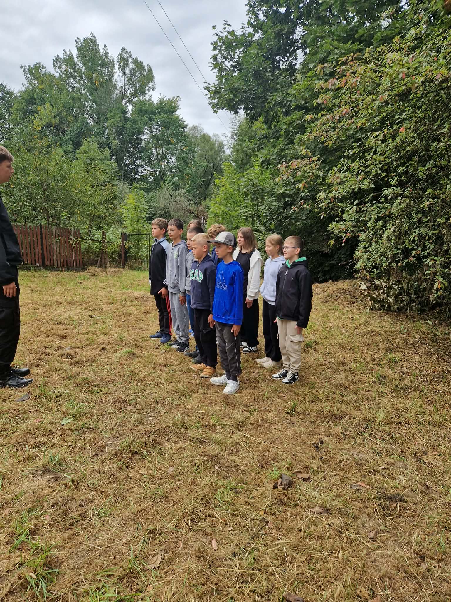kilkoro uczniów wykonywujących zadania podczas "Rajdu pieszych"